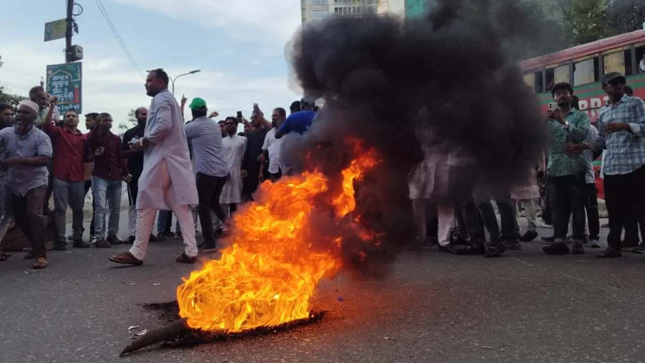 পল্টন মোড় অবরোধ করে বিক্ষোভ গণঅধিকার পরিষদের